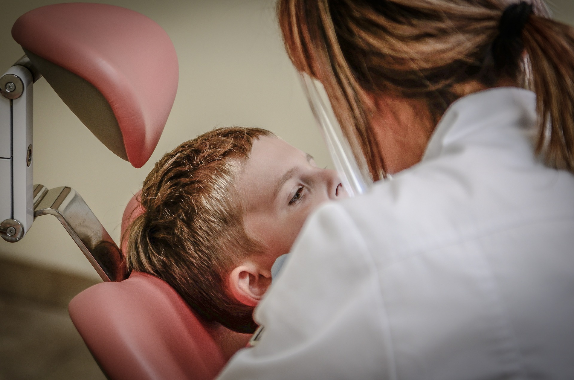 Le dentiste examine le patient avant de poser les implants