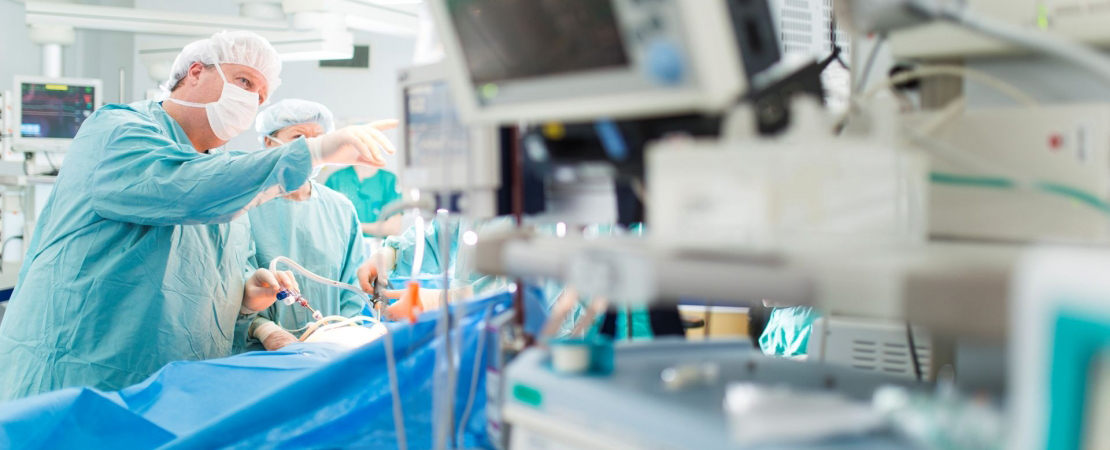 Les médecins pratiquent une intervention chirurgicale dans la salle d'opération