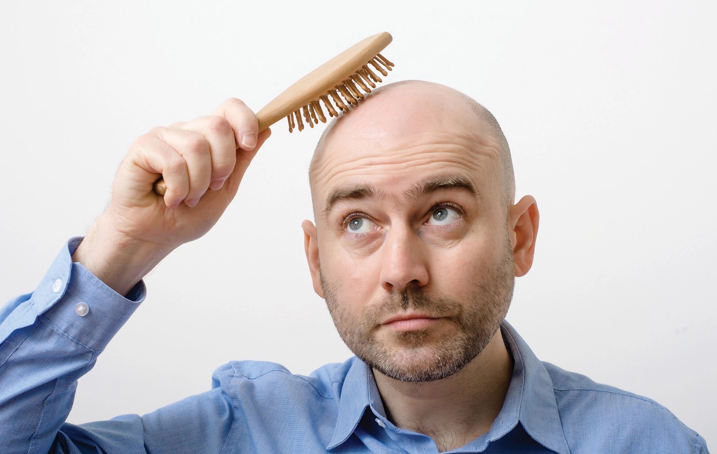 Un homme chauve avec un peigne